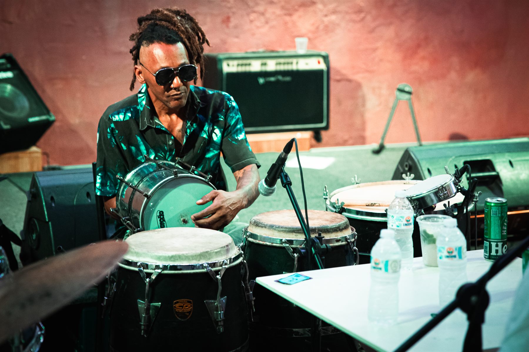 Percussionista do Pimenta de Boteco em show