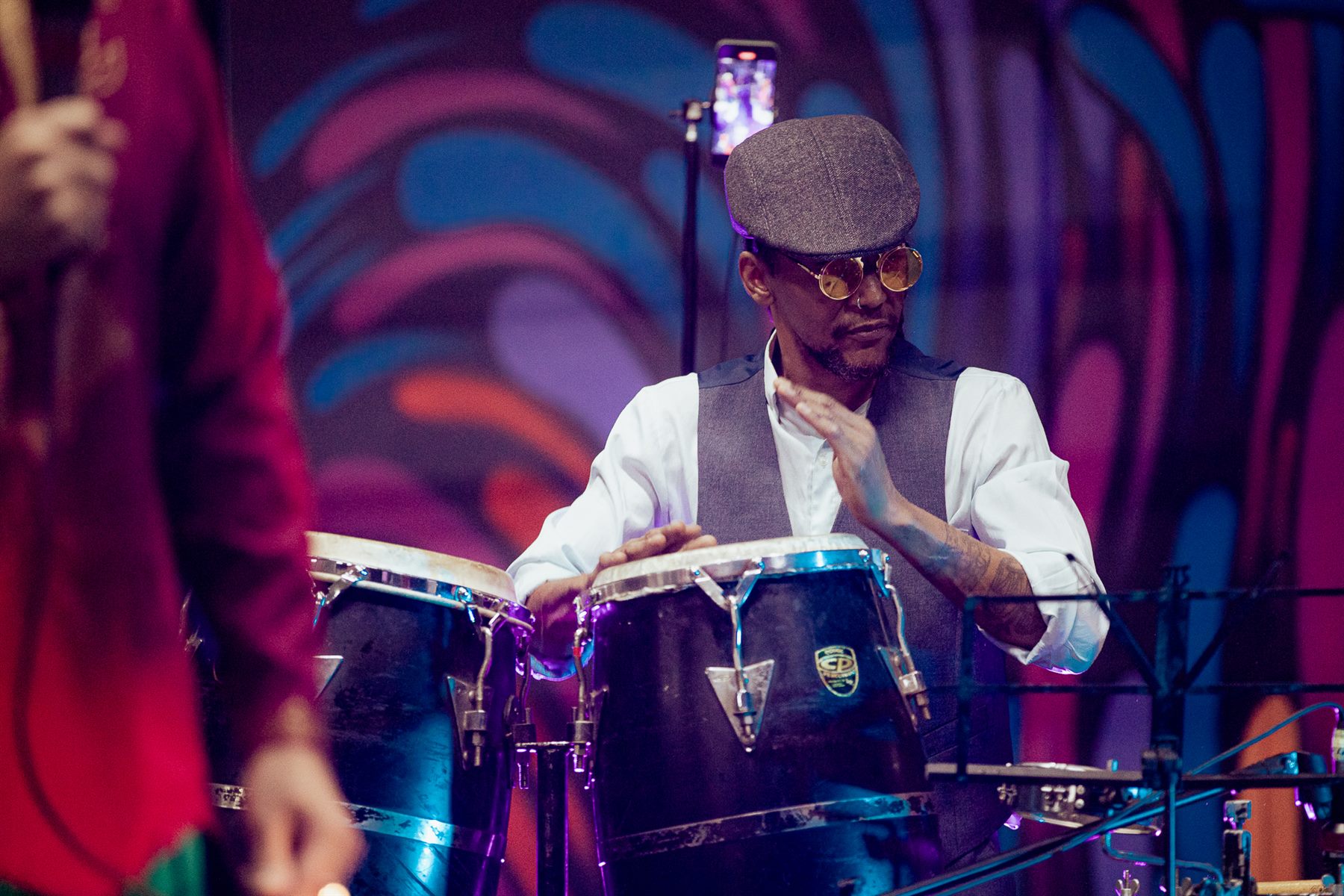 Percussionista do Pimenta de Boteco nas congas