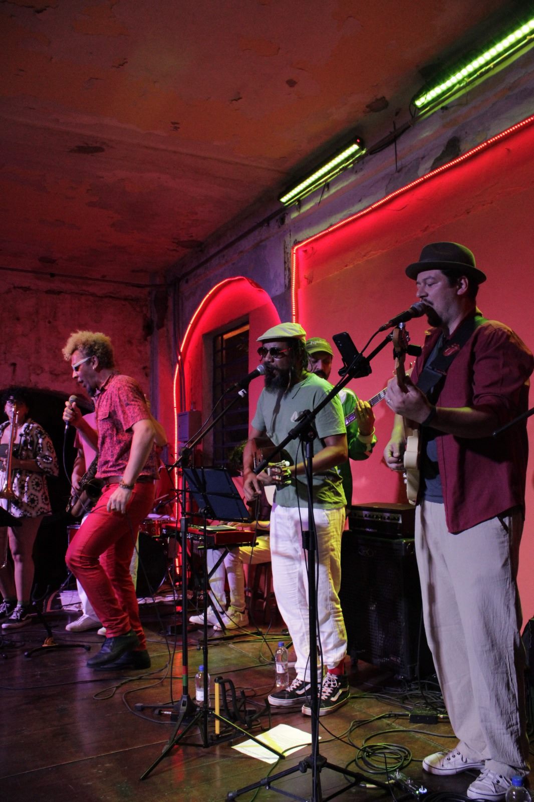Pimenta de Boteco em show com luz vermelha